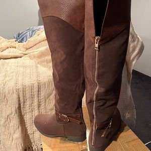 Adorable never worn knee high full zip boots